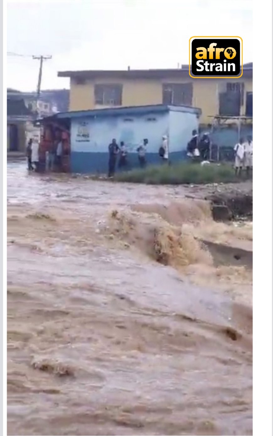 Students Stranded As Floods Take Over Oko Oba Area of Lagos